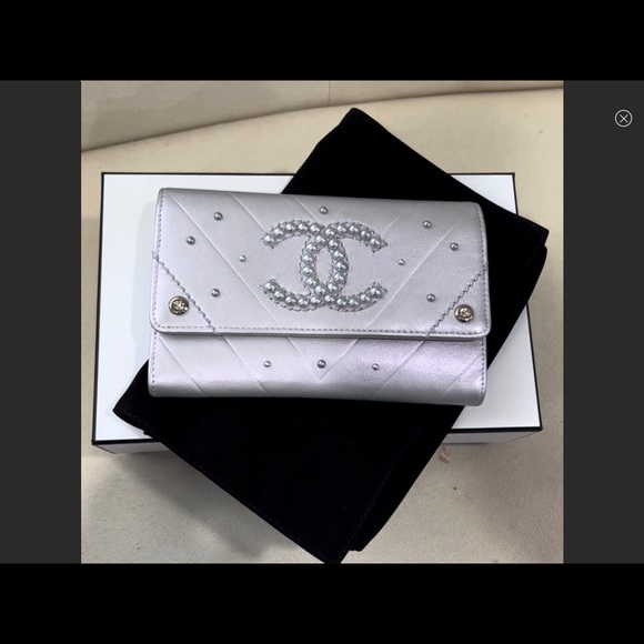 CHANEL Iridescent Pearl Wallet - Picture 4 of 16